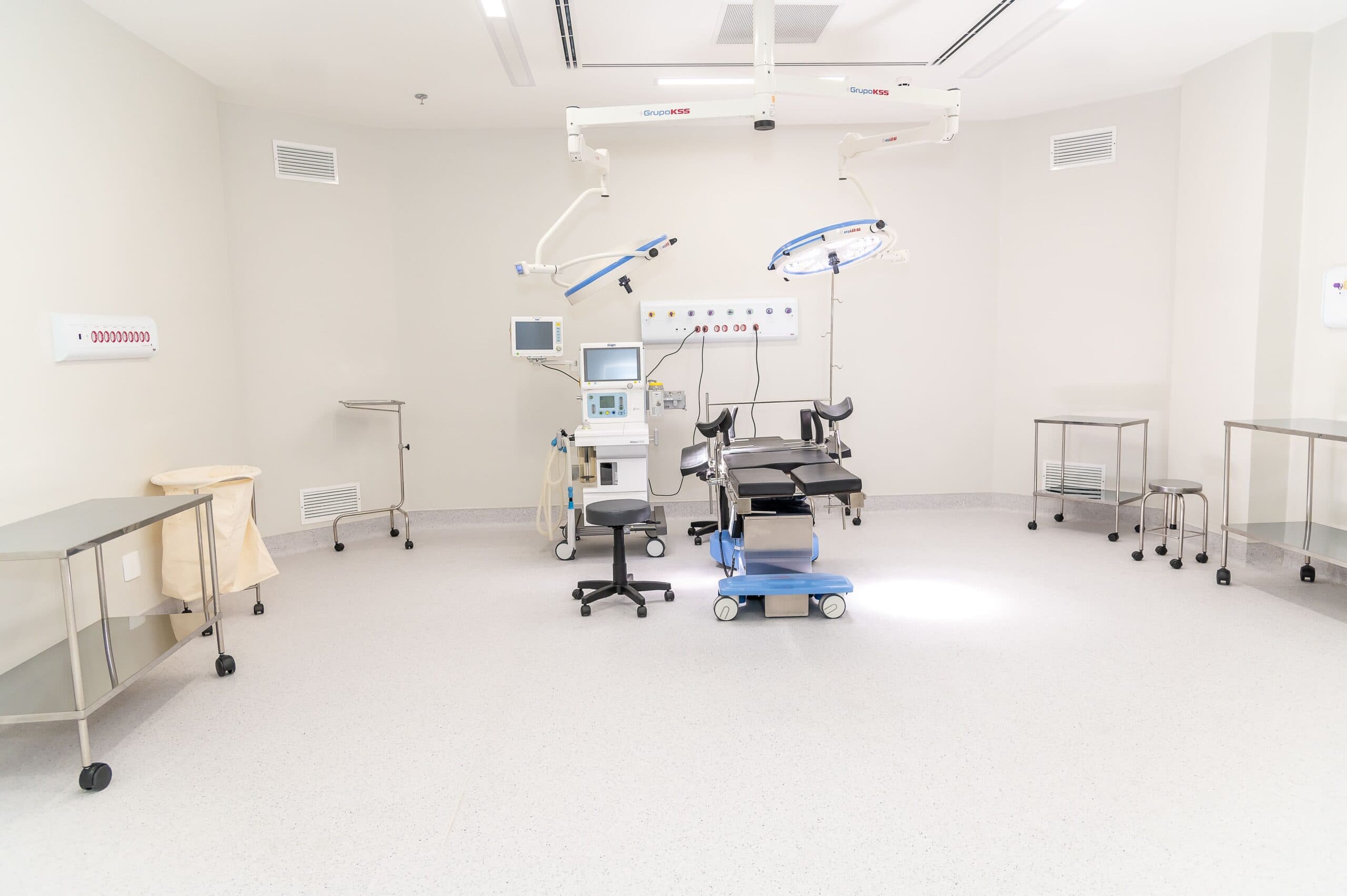 Sala cirúrgica equipada do One Day Hospital, em Alphaville, preparada para curso hands-on
