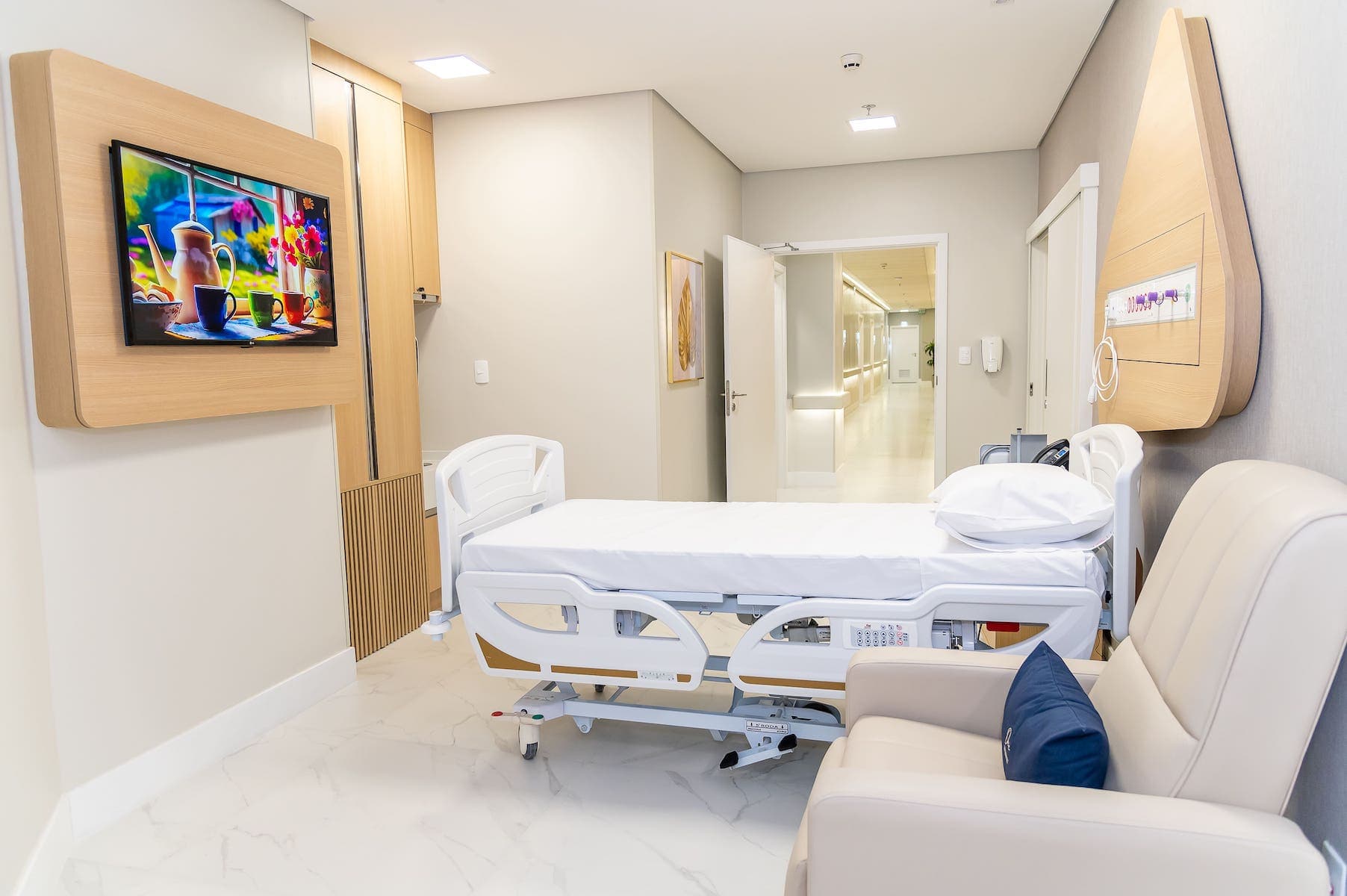 Sala de recuperação do One Day Hospital, com poltrona de acompanhante e acabamento premium